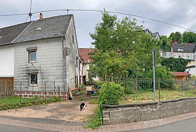 <br/>In schÃ¶n gelegenem Ort - ca. 12 km von Bitburg entfernt.<br/><br/>Ehem. Bauernhaus, Bj. ca. 1880, nicht unterkellert, einseitig angebaut<br/>SanierungsbedÃ¼rftig<br/>Mauerwerk - Massivbauweise<br/>Dach - Vorderseitig  mit Naturschiefer eingedeckt und RÃ¼ckseitig mit Trapezblech<br/>Fenster - Kunststoff-Isolierverglasung, 1988 erneuert<br/>HaustÃ¼re - Holz<br/>FuÃŸbÃ¶den - Fliesen und Holzdielen<br/>Heizung - Ofenheizung<br/>Bedarfsausweis mit Endenergie: 274,9 kWh/(mÂ²Â·a)-Energieeffizienzklasse H,<br/>wesentlicher EnergietrÃ¤ger: Holz<br/><br/><br/>Raumaufteilung<br/>Erdgeschoss: Diele, KÃ¼che, Abstellraum,Wohnzimmer, WC<br/>Obergeschoss: 2 Schlafzimmer, Bad, Flur<br/><br/>Das Bauernhaus verfÃ¼gt Ã¼ber ca. 90 mÂ² WohnflÃ¤che.<br/><br/>NebengebÃ¤ude<br/>Stall und Scheune, Massivbauweise, Dach mit Trapezblech eingedeckt.<br/><br/><br/>Das GrundstÃ¼ck ist ca. 515 mÂ² groÃŸ